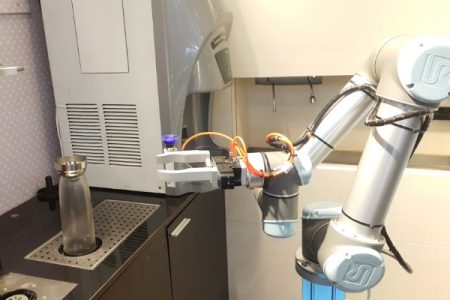 Café in Taiwan uses robots to make drinks