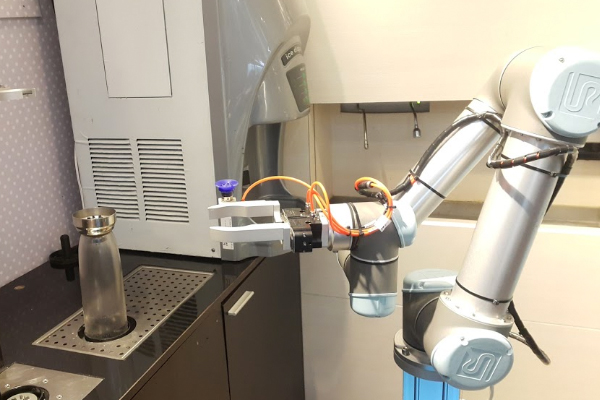Café in Taiwan uses robots to make drinks